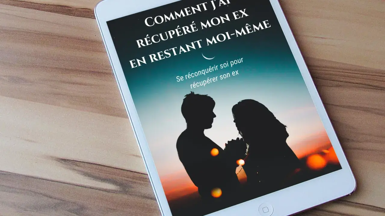 Sur une tablette, le titre "Comment j'ai récupéré mon ex en restant moi-même" s'affiche au-dessus d'une silhouette de couple. Un guide pour récupérer son ex.