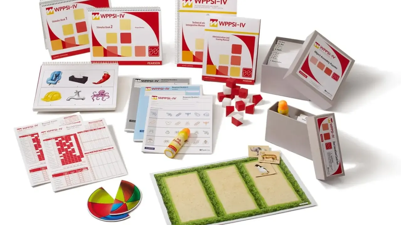 Ensemble d'outils d'évaluation WPPSI-IV : livres de stimuli, manuels, blocs, cartes et formulaires pour évaluer les capacités cognitives des jeunes enfants.