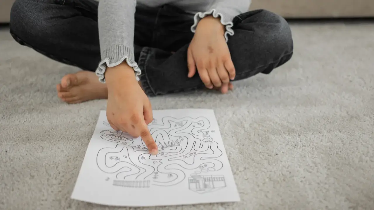 Enfant résolvant un labyrinthe, un exercice ludique pour un iq test for kids.