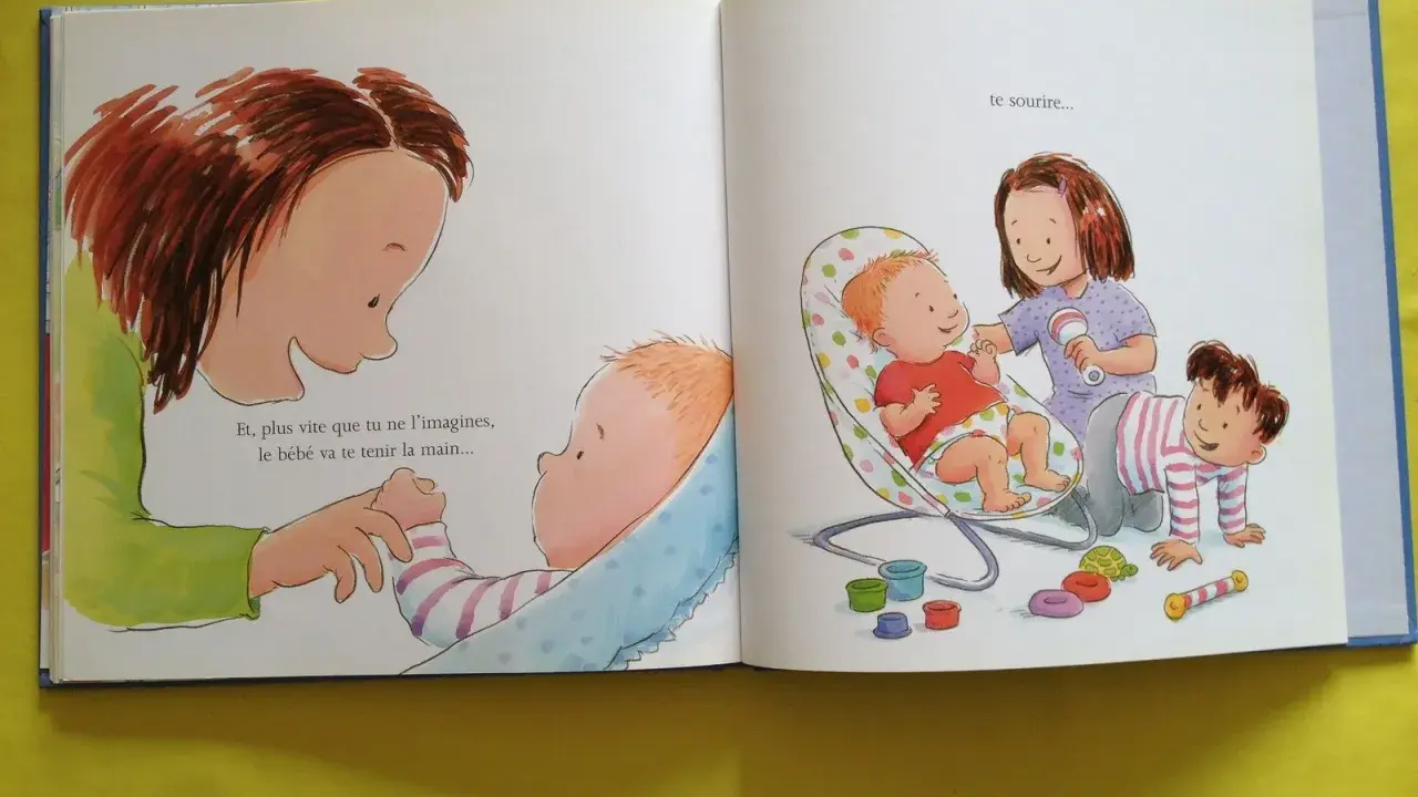 Livre "devenir grand frère" : une grande sœur tient la main de son bébé, tandis qu'une autre joue avec lui.