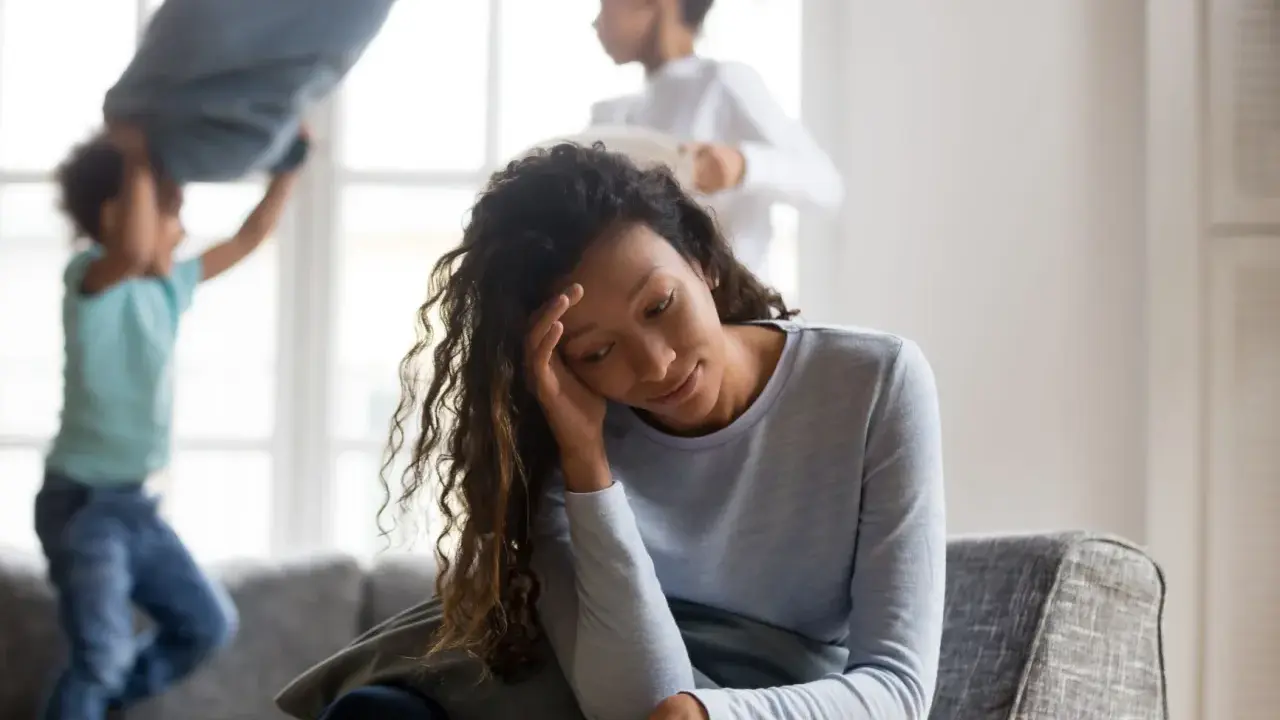 Une mère épuisée, tandis que ses enfants s'amusent à se battre avec des oreillers. Comment faire pour eduquer sans s'épuiser ?