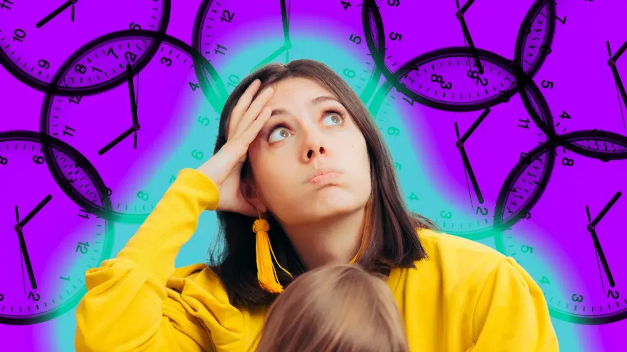 Une jeune femme, l'air ennuyée en congé maternité, regarde le plafond. Des horloges tourbillonnent autour d'elle, symbolisant le temps qui passe lentement.