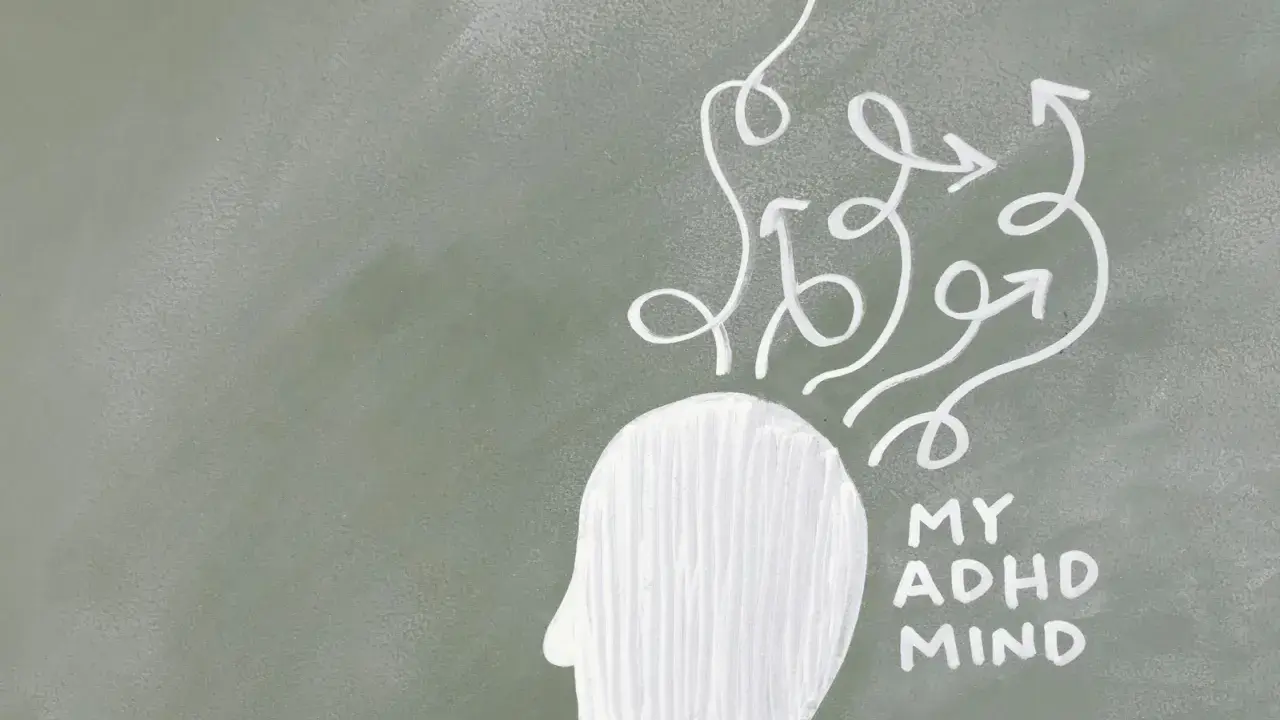 Profil de tête avec flèches chaotiques sortant, symbolisant un esprit HPI et agressivité. "My ADHD Mind" écrit.
