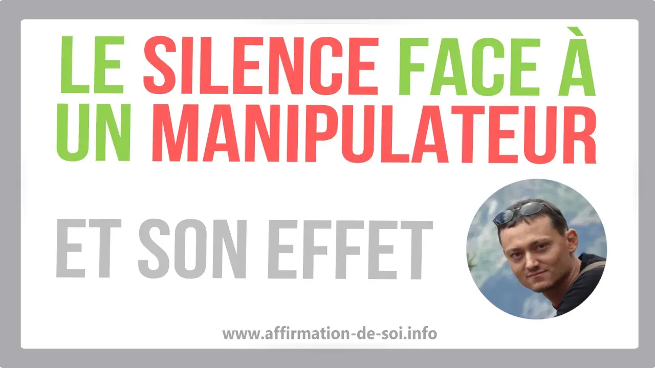 Le silence face à un manipulateur : découvrez son effet déstabilisant. Un homme regarde vers le spectateur.