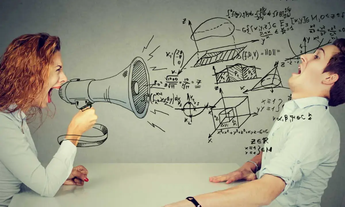 Une femme crie dans un mégaphone, des formules mathématiques complexes apparaissent sur le mur, symbolisant peut-être une personne hpi borderline submergée.