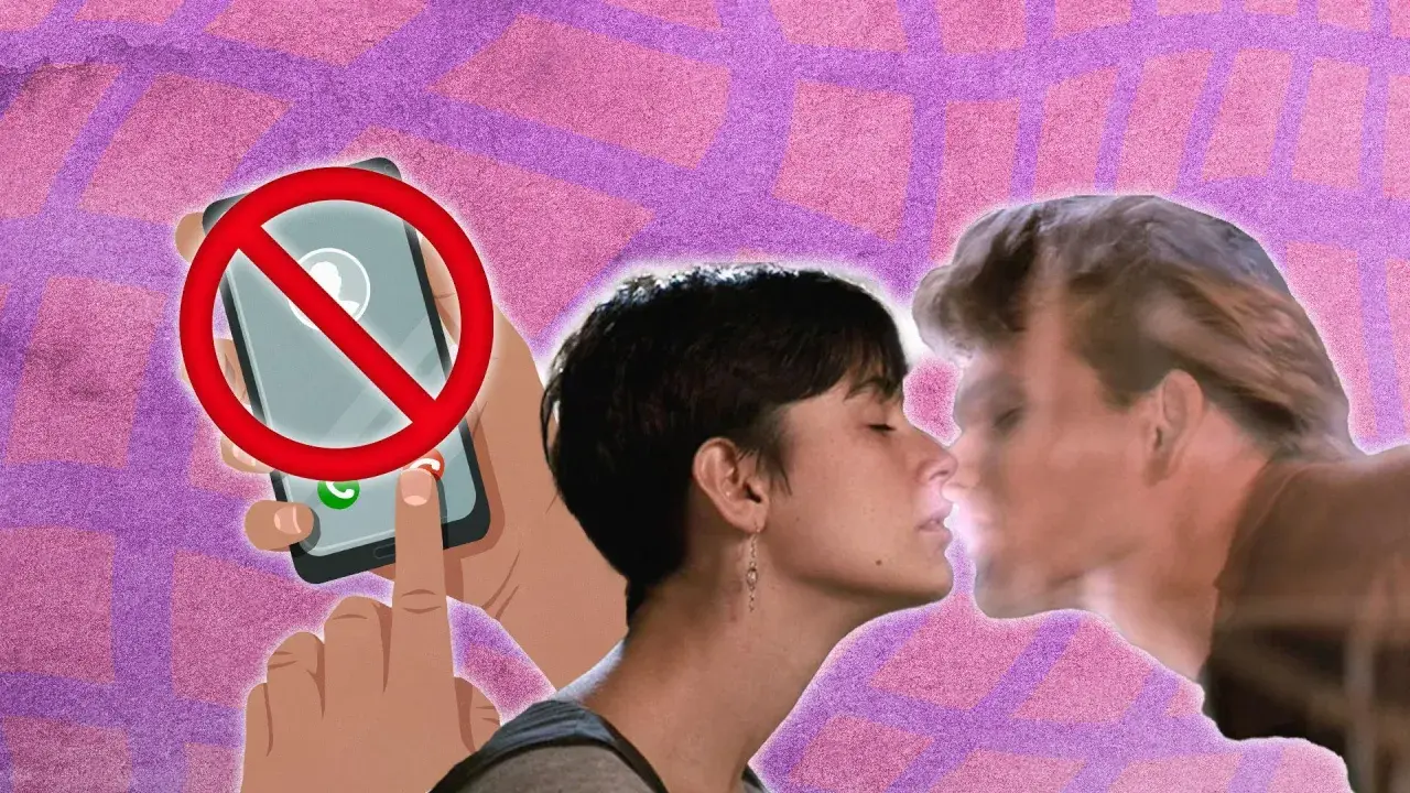 Une main tient un téléphone avec un signe d'interdiction, tandis qu'un couple s'embrasse. L'image symbolise le fait de ghoster quelqu'un qu'on aime.