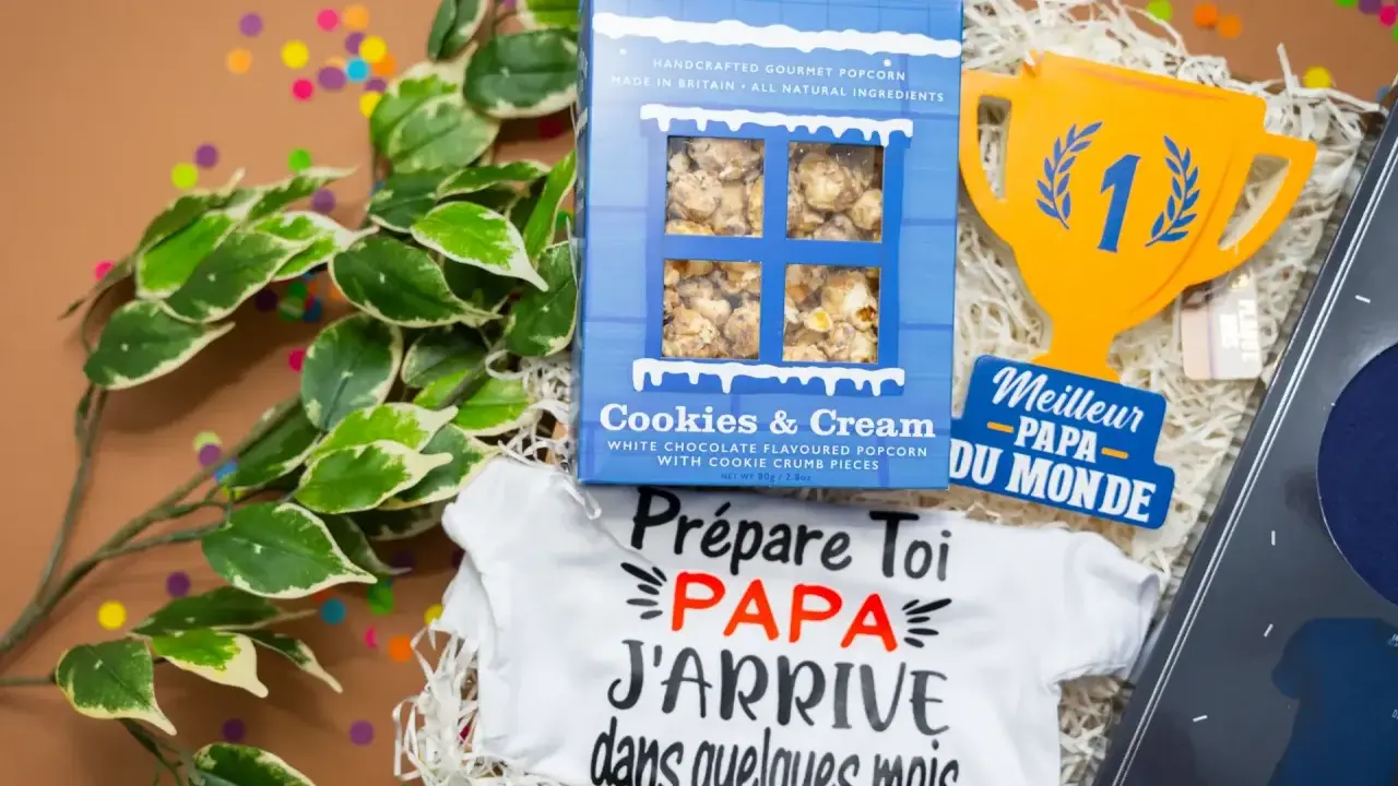 Un petit mot pour futur papa : un body "Papa j'arrive" et du popcorn pour célébrer l'heureux événement.