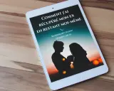 Sur une tablette, le titre "Comment j'ai récupéré mon ex en restant moi-même" s'affiche au-dessus d'une silhouette de couple. Un guide pour récupérer son ex.