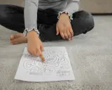 Enfant résolvant un labyrinthe, un exercice ludique pour un iq test for kids.