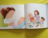 Livre "devenir grand frère" : une grande sœur tient la main de son bébé, tandis qu'une autre joue avec lui.
