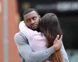 Un homme étreint une femme, mais son regard trahit une préoccupation. Comment savoir s'il pense à moi ?