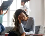 Une mère épuisée, tandis que ses enfants s'amusent à se battre avec des oreillers. Comment faire pour eduquer sans s'épuiser ?