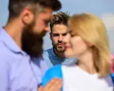 Un homme regarde intensément un couple. Il semble que mon ex PN a refait sa vie, et il est là, observant.