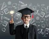 Un enfant HPI que faire ? Ce jeune prodige, coiffé d'un mortier, a une idée lumineuse. Autour de lui, des symboles scolaires.