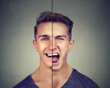 Visage d'homme divisé, montrant un sourire joyeux d'un côté et un cri de colère de l'autre.
