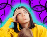 Une jeune femme, l'air ennuyée en congé maternité, regarde le plafond. Des horloges tourbillonnent autour d'elle, symbolisant le temps qui passe lentement.