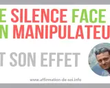 Le silence face à un manipulateur : découvrez son effet déstabilisant. Un homme regarde vers le spectateur.