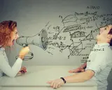 Une femme crie dans un mégaphone, des formules mathématiques complexes apparaissent sur le mur, symbolisant peut-être une personne hpi borderline submergée.