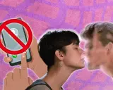 Une main tient un téléphone avec un signe d'interdiction, tandis qu'un couple s'embrasse. L'image symbolise le fait de ghoster quelqu'un qu'on aime.