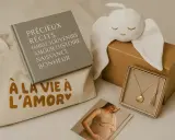 Un joli coffret cadeau pour un message encouragement avant accouchement : un livre, un doudou ange, un collier et une photo de grossesse.