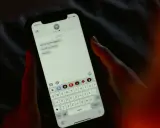 Main tenant une main sur un smartphone, affichant une conversation de rupture. Une tentative maladroite de faire rire son ex par sms.