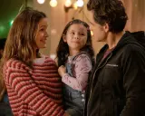 Un couple et leur fille se regardent avec tendresse. C'est un beau jour, plein d'amour et de joie.
