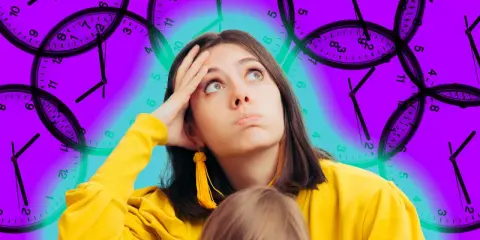 Une jeune femme, l'air ennuyée en congé maternité, regarde le plafond. Des horloges tourbillonnent autour d'elle, symbolisant le temps qui passe lentement.