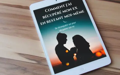 Sur une tablette, le titre "Comment j'ai récupéré mon ex en restant moi-même" s'affiche au-dessus d'une silhouette de couple. Un guide pour récupérer son ex.