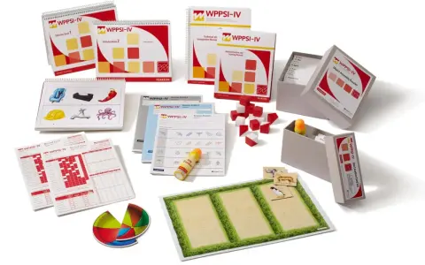 Ensemble d'outils d'évaluation WPPSI-IV : livres de stimuli, manuels, blocs, cartes et formulaires pour évaluer les capacités cognitives des jeunes enfants.