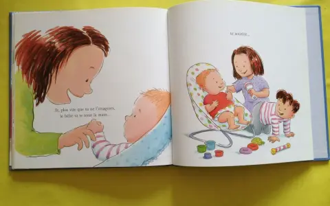 Livre "devenir grand frère" : une grande sœur tient la main de son bébé, tandis qu'une autre joue avec lui.