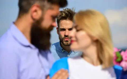 Un homme regarde intensément un couple. Il semble que mon ex PN a refait sa vie, et il est là, observant.