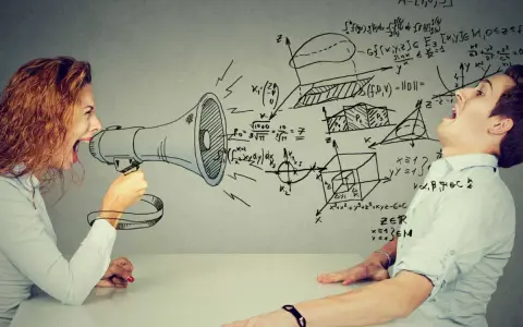 Une femme crie dans un mégaphone, des formules mathématiques complexes apparaissent sur le mur, symbolisant peut-être une personne hpi borderline submergée.