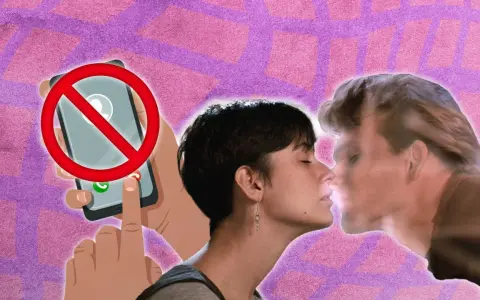 Une main tient un téléphone avec un signe d'interdiction, tandis qu'un couple s'embrasse. L'image symbolise le fait de ghoster quelqu'un qu'on aime.