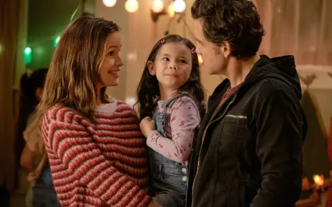 Un couple et leur fille se regardent avec tendresse. C'est un beau jour, plein d'amour et de joie.
