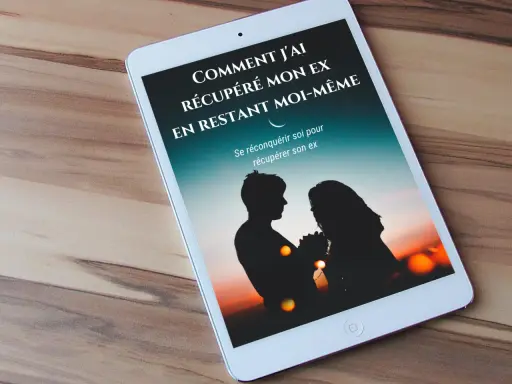 Sur une tablette, le titre "Comment j'ai récupéré mon ex en restant moi-même" s'affiche au-dessus d'une silhouette de couple. Un guide pour récupérer son ex.