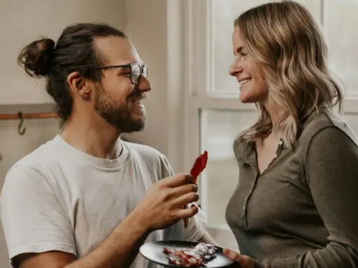 Un homme aux lunettes offre une tranche de bacon à une femme souriante. Une scène qui pourrait être le début d'une belle histoire, ou juste une définition de la friendzone.