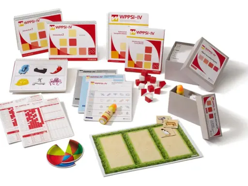 Ensemble d'outils d'évaluation WPPSI-IV : livres de stimuli, manuels, blocs, cartes et formulaires pour évaluer les capacités cognitives des jeunes enfants.