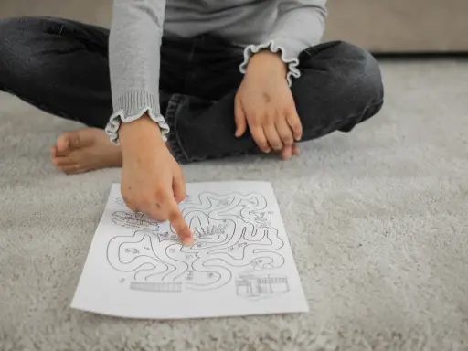 Enfant résolvant un labyrinthe, un exercice ludique pour un iq test for kids.