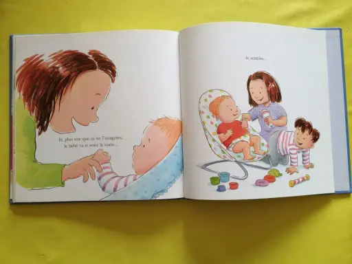 Livre "devenir grand frère" : une grande sœur tient la main de son bébé, tandis qu'une autre joue avec lui.