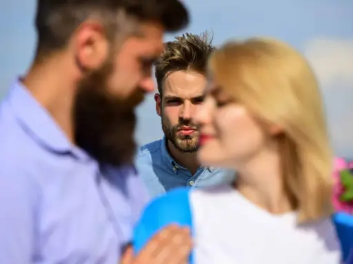 Un homme regarde intensément un couple. Il semble que mon ex PN a refait sa vie, et il est là, observant.