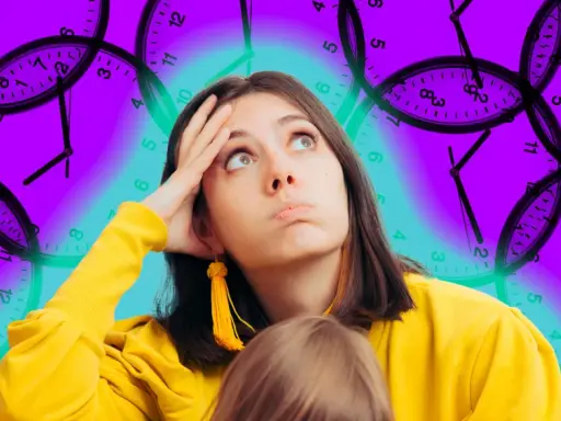 Une jeune femme, l'air ennuyée en congé maternité, regarde le plafond. Des horloges tourbillonnent autour d'elle, symbolisant le temps qui passe lentement.