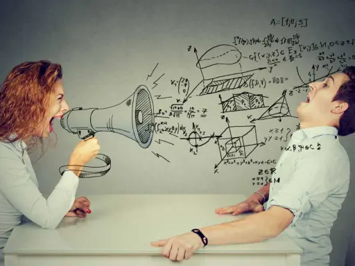 Une femme crie dans un mégaphone, des formules mathématiques complexes apparaissent sur le mur, symbolisant peut-être une personne hpi borderline submergée.