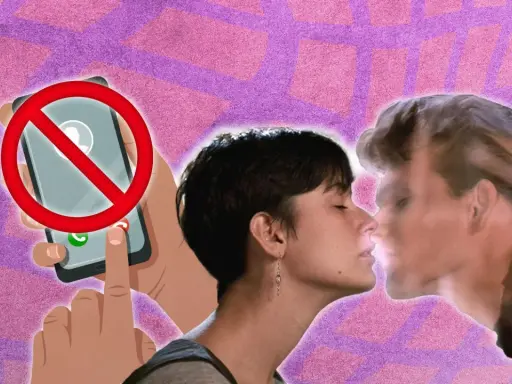 Une main tient un téléphone avec un signe d'interdiction, tandis qu'un couple s'embrasse. L'image symbolise le fait de ghoster quelqu'un qu'on aime.
