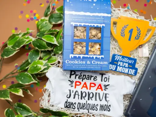 Un petit mot pour futur papa : un body "Papa j'arrive" et du popcorn pour célébrer l'heureux événement.