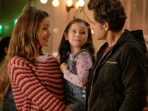 Un couple et leur fille se regardent avec tendresse. C'est un beau jour, plein d'amour et de joie.