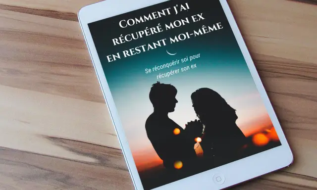 Sur une tablette, le titre "Comment j'ai récupéré mon ex en restant moi-même" s'affiche au-dessus d'une silhouette de couple. Un guide pour récupérer son ex.