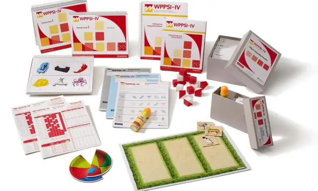 Ensemble d'outils d'évaluation WPPSI-IV : livres de stimuli, manuels, blocs, cartes et formulaires pour évaluer les capacités cognitives des jeunes enfants.