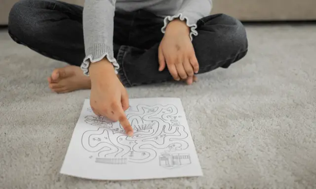 Enfant résolvant un labyrinthe, un exercice ludique pour un iq test for kids.