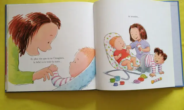 Livre "devenir grand frère" : une grande sœur tient la main de son bébé, tandis qu'une autre joue avec lui.