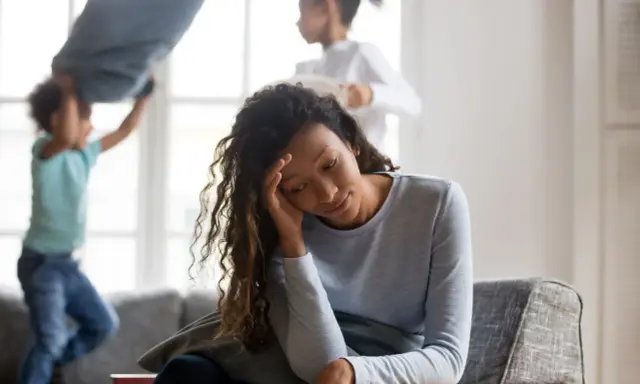 Une mère épuisée, tandis que ses enfants s'amusent à se battre avec des oreillers. Comment faire pour eduquer sans s'épuiser ?